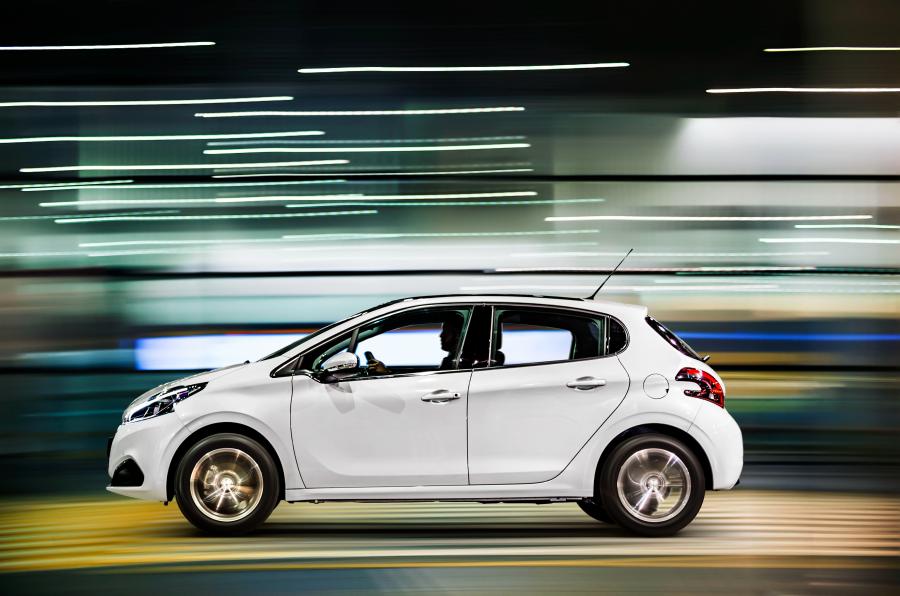  Peugeot 208 2016 года  (LA) (фото 1 из 17)